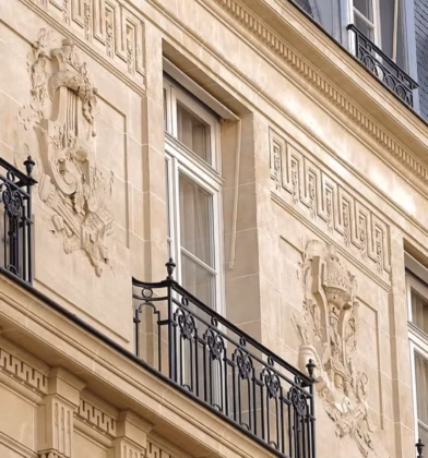 Façade haussmannienne du siège du Conservateur à Paris, institution mutualiste spécialisée en gestion de patrimoine privé et professionnel depuis 1844